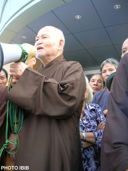 Thich Quang Do s’adressant aux manifestants