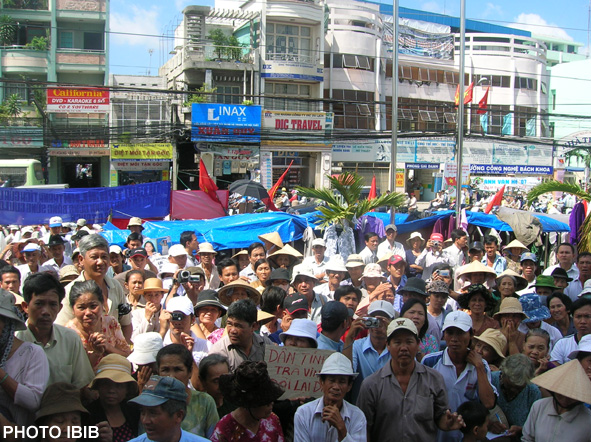 Manifestants écoûtant Thich Quang Do