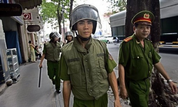 Công an, Bộ đội canh gác các đường phố Saigon và Hà Nội chống biểu tình yêu nước
