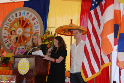 Từ phải qua trái : ông Kris Andersen, bà Sarah Wasserman phát biều về cuốn phim phỏng vấn Đại lão Hòa thượng Thích Quảng Độ tại Saigon, bên cạnh là chị Ỷ Lan dịch sang tiếng Việt