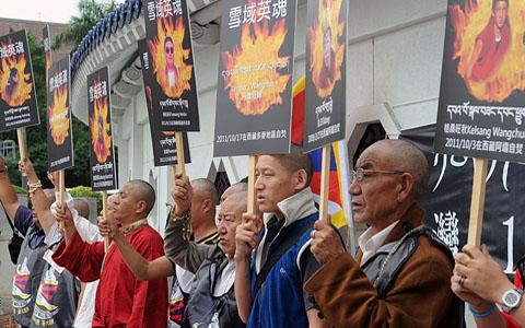 Biểu tình Tây Tạng tại Đài Bắc, Đài Loan hôm 19.10.10. Người biểu tình trương những hình tự thiêu tại Trung quốc