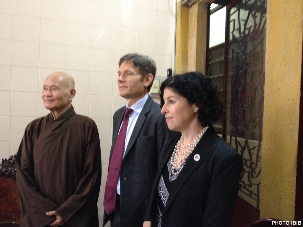 Le Patriarche Thich Quang Do avec le Secrétaire dEtat adjoint Tom Malinowski et la Consule Générale Rena Bitter