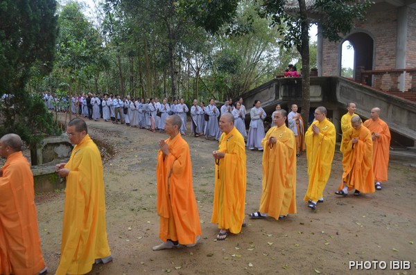 Chư Tăng Ni Phật tử trang nghiêm tiến về Bảo Tháp