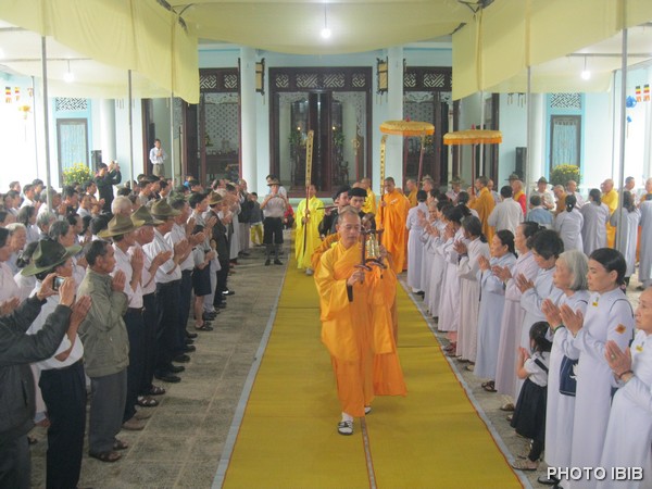 Phật tử và Gia Đình Phật tử cung thỉnh chư Tăng Hội đồng Lưỡng Viện quang lâm Giác linh đường