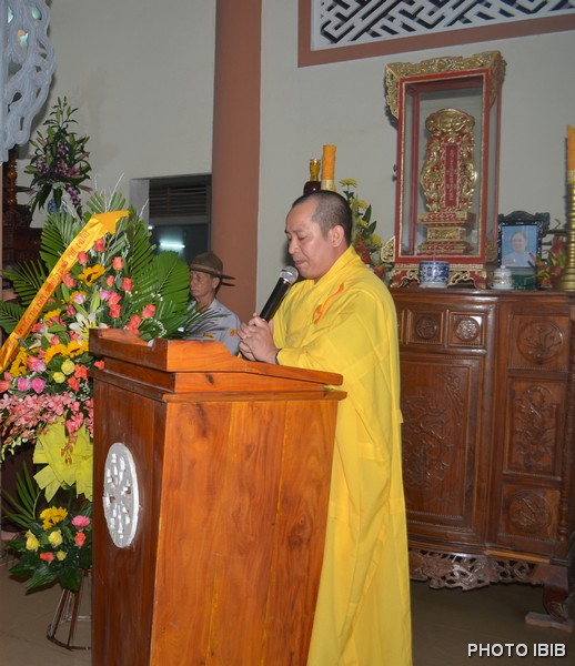 ĐĐ Thích Lệ Trụ điều phối chương trình và cung thỉnh chư tôn giáo phẩm dâng hương bạch Phật
