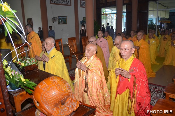 Chư tôn giáo phẩm Hội đồng Lưỡng viện dâng hương bạch Phật
