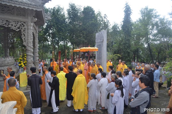 Chư Tăng và Phật tử cử hành lễ trước Bảo tháp