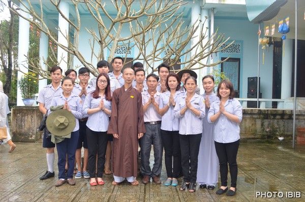 Các đoàn sinh Gia Đình Phật tử chụp hình lưu niệm với HT Thích Minh Quang, Trụ trì Tu viện Long Quang
