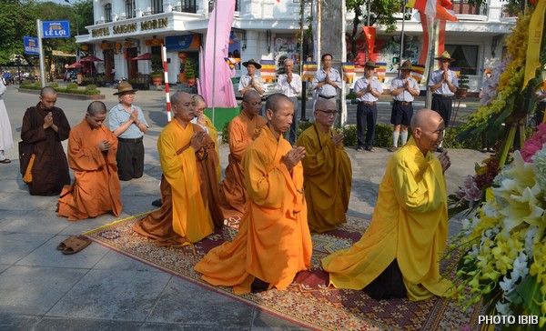 Chư Tăng Niêm hương Bạch Phật trước Đài Kỷ niệm