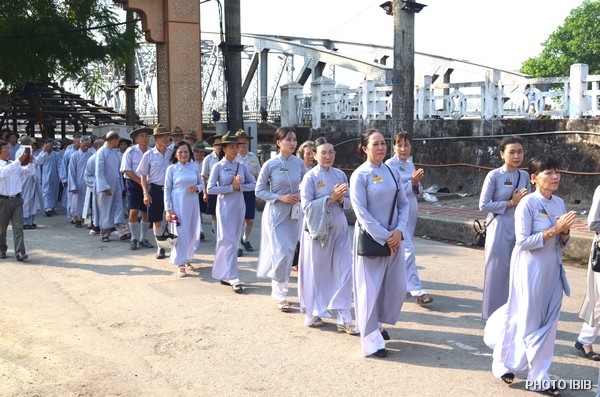 Các chị Huynh trưởng GĐPT nhiễu quanh Đài Kỷ niệm Thánh Tử Đạo