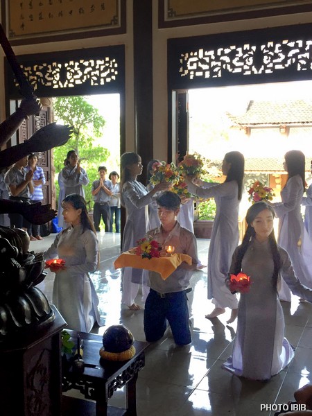 Đoàn Sinh Thiếu Nữ Gia Đình Phật Tử Linh Phong múa Dâng Hoa cúng dường Tam Bảo