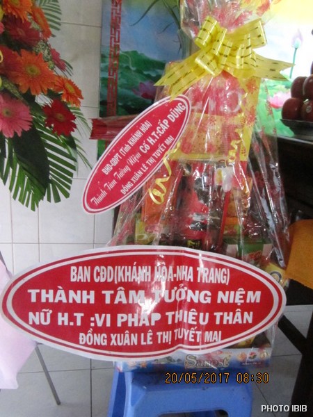 Vòng hoa của Ban Đại Diện Khánh Hoà - Nhatrang tưởng niệm Huynh trường Đồng Xuân Lê Thị Tuyết Mai