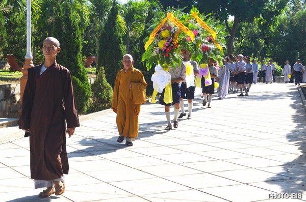 HT Thích Minh Quang (đi đầu) hướng dẫn các Vòng hoa dâng lên Giác linh Đức Đệ Tứ Tăng Thống