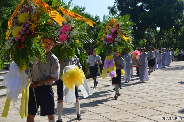 Các Vòng hoa được Gia Đình Phật tử đưa về dâng Giác Linh Đài