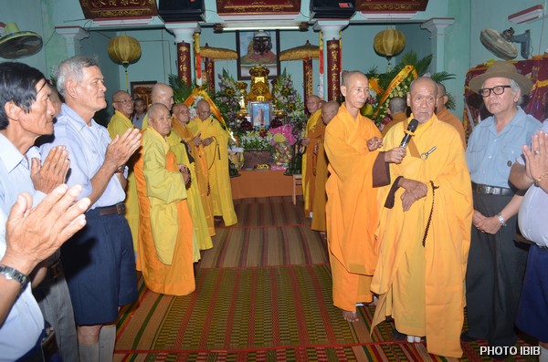Hoà thượng Thích Tâm Liên (cầm micro) ban Huấn từ cho Anh Chị Em Gia Đình Phật tử Việt Nam