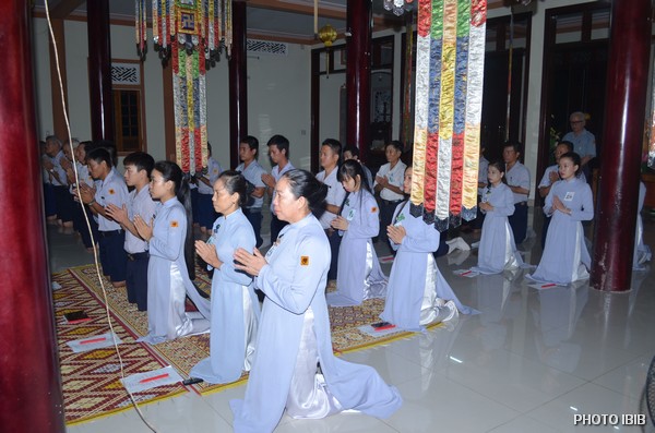 Các Trại sinh Lễ Phật trước Chánh điện Tu viện Long Quang