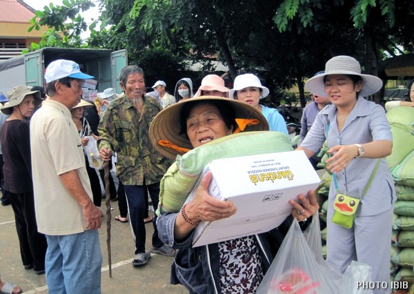 Đồng bào nhận phẩm vật cứu trợ tại Xã Tân Thành
