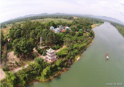 Tu viện Long Quang cạnh giòng sông Bồ – Hình PTTPGQT