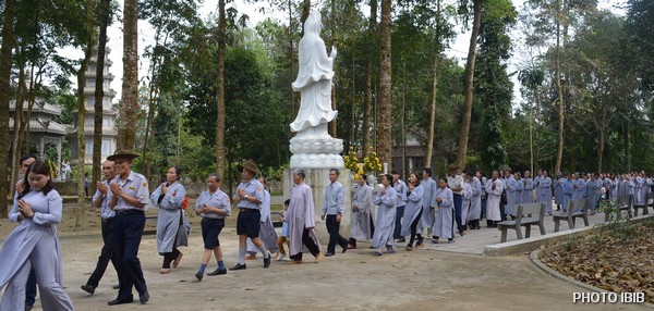 Đoàn sinh Gia Đình Phật tử theo sau chư Tăng tiến về Bảo Tháp Đức Cố Viện trưởng