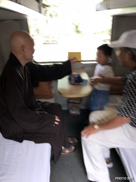 Le Patriarche de l’EBUV Thích Quảng Độ dans le train à destination de la province de Thái Bình dans le nord du Vietnam, at 9h00 du matin le 5 octobre 2018