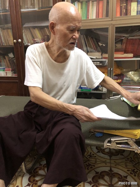 Đức Tăng Thống ngồi làm việc trên giường ở liêu phòng Thanh Minh Thiền Viện. Hình chụp ngày 12.5.2018