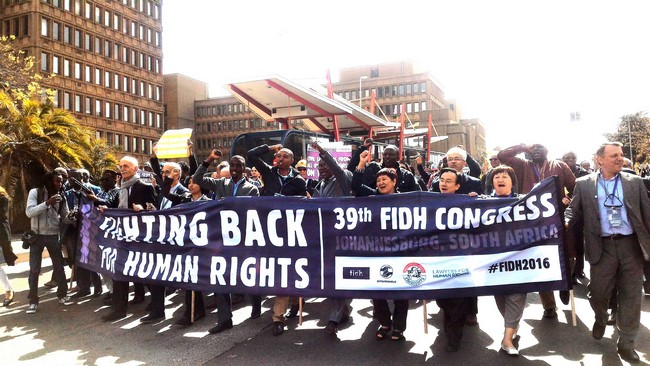 Uỷ ban Bảo vệ Quyền Làm Người Việt Nam tham gia cuộc biểu tình «Tiến công cho Nhân quyền» do FIDH tổ chức tại Johannesburg ngày 23-8-2016. Ông Võ Trần Nhật, người thứ 3 từ phải sang. Photo TAHR