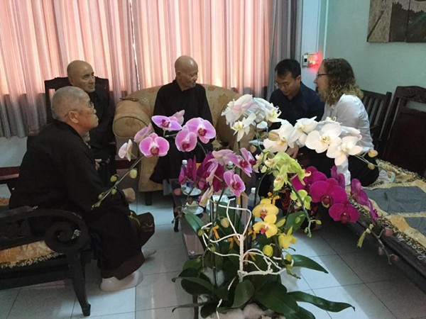 Thích Quảng Độ (au centre) et Pamela Pontius du Consulat américain (à droite)