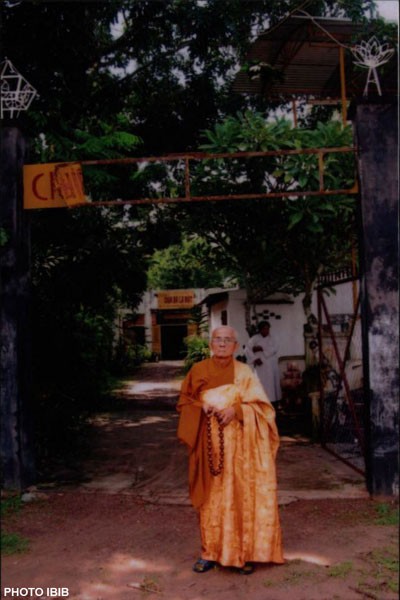 Hòa thượng Thích Nhật Ban trước chùa Ba La Mat, ảnh chụp ngày 12.2.2007