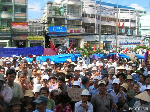 Demonstrators listening to Thich Quang Do