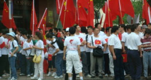 Thanh niên Trung quốc sơn cờ đỏ lên thành phố Saigon, trong khi thanh niên Việt bị cấm cản ra đường biểu tình bảo vệ lãnh thổ