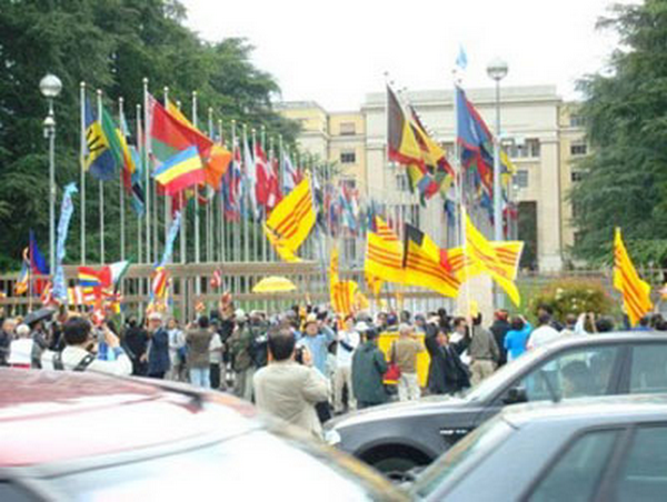 LHQ… đến trước cổng vào Điện Quốc Liên ở Genève