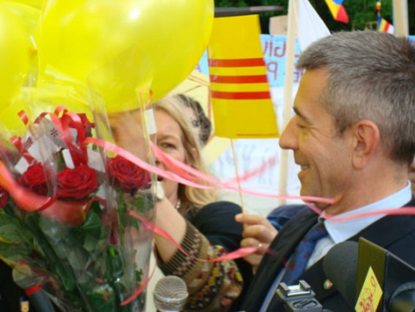 Đồng bào người Việt Hải ngoại tặng những đóa hồng cho Thượng Nghị sĩ Quốc hội Ý Đại Lợi sau khi ông phát biểu hậu thuẫn nhân quyền, dân chủ Việt Nam
