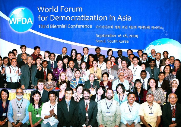 Một số đại biểu 20 quốc gia Châu Á tham dự “Diễn Đàn Thế giới Dân chủ hóa Á châu” chụp hình lưu niệm ngày bế mạc