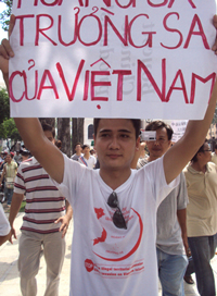 Một bạn trẻ trong đoàn biểu tình giơ cao biểu ngữ “Trường Sa, Hoàng Sa là của Việt Nam”
