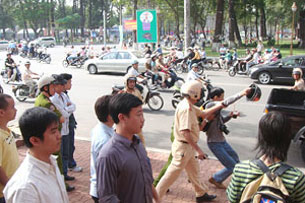Nhà báo tự do Điếu Cày đã bị công an bắt ngay tại Khu vực nhà thờ Đức Bà khi đứng ra phản đối việc Trung Quốc chiếm Hoàng Sa, ảnh chụp năm 2008
