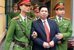 Công an áp giải TS Cù Huy Hà Vũ đến tòa án nhân dân thành phố Hà Nội sáng ngày 4-4-2011 (Photo AFP)