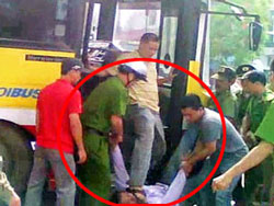 Hình ảnh chà đạp nhân quyền ở Hà Nội (RFA screenshot)