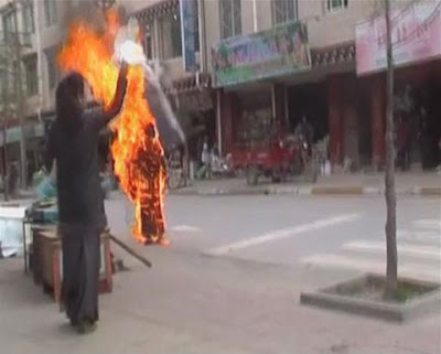 Ni cô Palden Choetso tự thiêu trên đường phố Tây Tạng, một phụ nữ phất khăn tang tiễn biệt