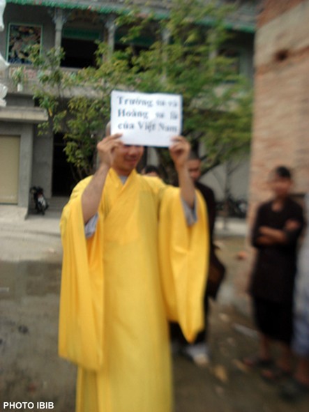 Một Tăng sĩ đưa cao tấm biểu ngữ : Hoàng sa – Trường sa là của Việt Nam – Photo PTTPGQT
