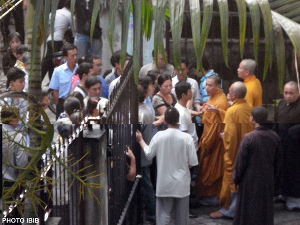 Dày đặc công an trước cổng chùa Giác Hoa ngăn chư Tăng đi biểu tình - Photo PTTPGQT