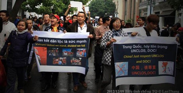 Le Anh Hung (au centre, avec une chemisette blanche) lors d’une manifestation anti-chinoise à Hanoi (Photo: Facebook Nguyen Lan Thang)