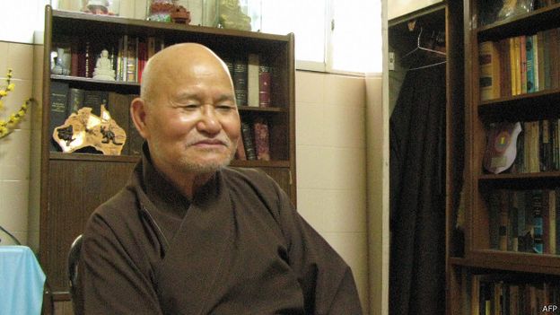Hòa thượng Thích Quảng Độ, Tăng Thống của Giáo hội Phật giáo Việt Nam thống nhất, tiếp tục bị quản chế tới nay, theo tác giả.