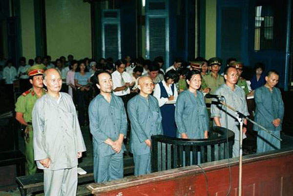 Từ trái sang phải : HT Thích Quảng Độ, Nhật Thường, Thích Nhật Ban, Đồng Ngọc, Thích Trí Lực, Thích Không Tánh tại TAND TPHCM tháng 8 năm 1995 (Photo courtesy of lehienduc.blogspot.com)