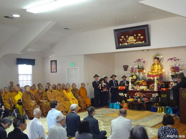 Chư Tăng Ni, Phật tử chuẩn bị hành lễ Chung thất tại Chánh điện chùa Phật Quang