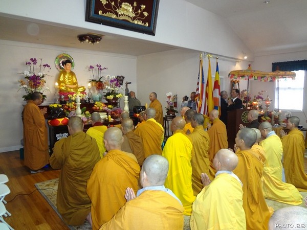 Chư Tăng Ni hành lễ Chung Thất tại Chánh điện chùa Phật Quang
