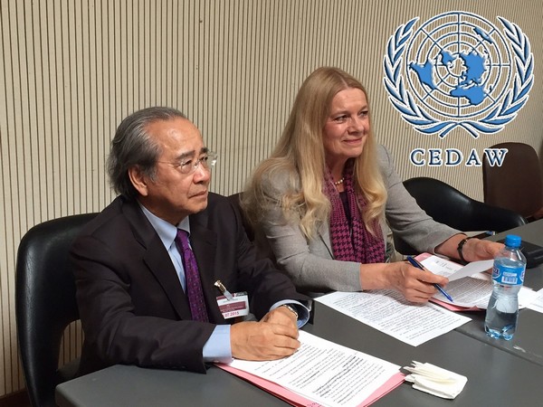Le Président du VCHR Vo Van Ai et sa Vice-Présidente Penelope Faulkner briefent les experts du Comité CEDAW